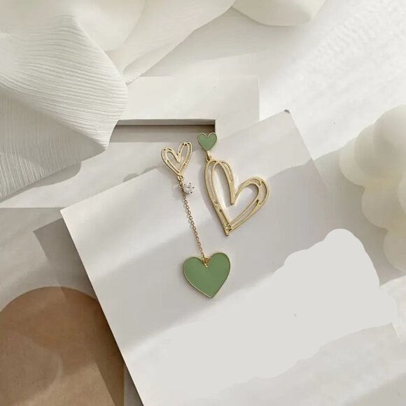NEW Asymmetrical Green Heart Earrings Gold Dangle Mismatched Cute Y2K Aesthetic - Picture 3 of 3